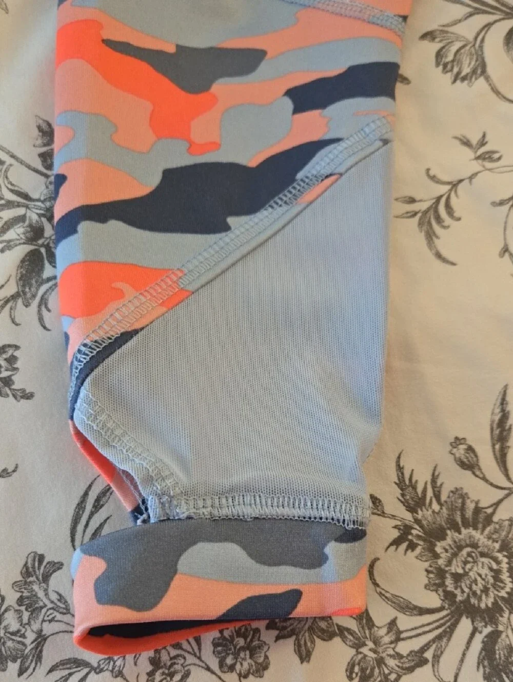 Old Navy Girls' Neon Camo Active Capri Leggings Blue/Coral